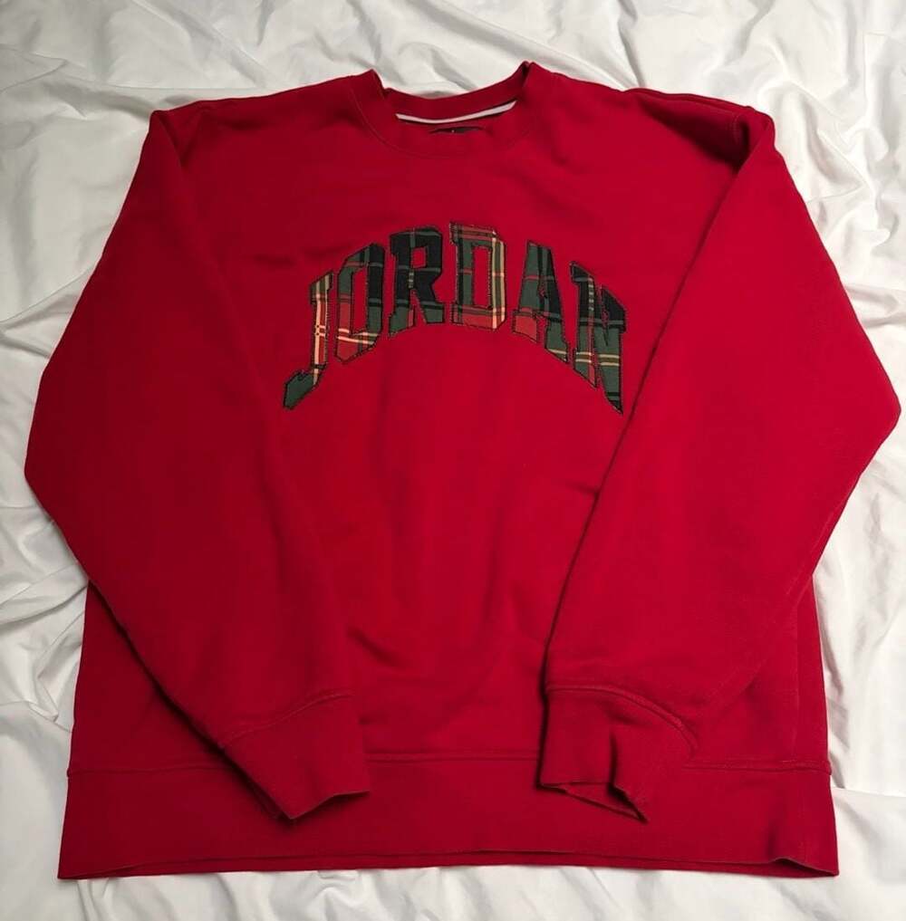Jordan Essential Holiday Fleece Crewneck Sweatshirt Red Plaid Logo Mens size L